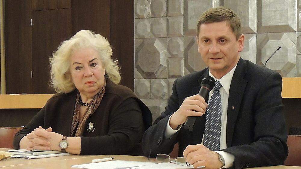 Organisatorin Christa Pölzl und Bürgermeister Kurt Wallner beim Bürgerforum
