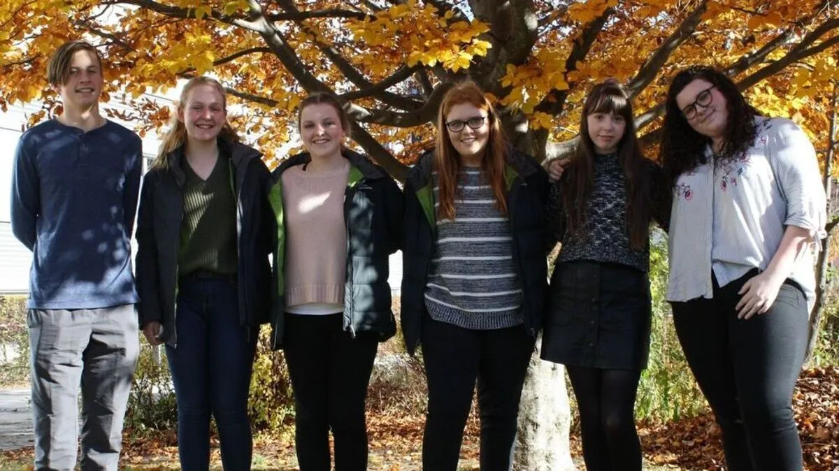 Timothy Twitchett,  Mackenzie Guy,  Rachel Gibbs, Sian Buckley, Billie Davern und Sarah Wilson