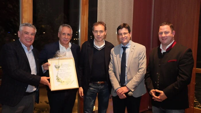 Andreas und Erich Falkensteiner, CEO Otmar Michaeler mit einer Dankesurkunde von Bürgermeister Franz Aschbacher aus Rennweg und Vizebürgermeister Roland Holitzky aus St. Michael im Lungau.