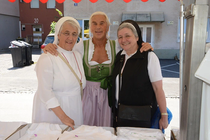 Provinzoberin Johanna Wagner und Schwester Marcella vom Kloster Wernberg und Ausstellerin Christine Sellner