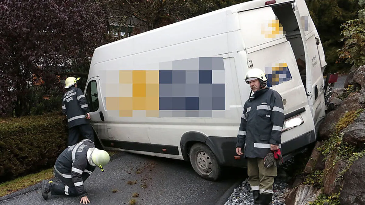 Beim Reversieren blieb der Lenker mit dem Transporter zwischen Hecke und Steinmauer stecken