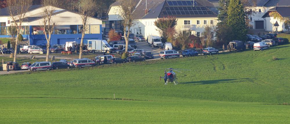 Im Mühlviertel in Oberösterreich sind Montagfrüh zwei Menschen erschossen worden. Im Bild: Einsatzkräfte der Polizei im Raum Rohrbach. 