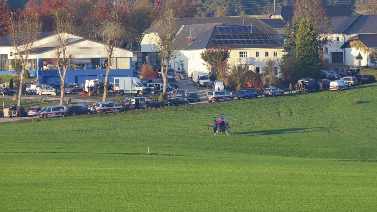 Im Mühlviertel in Oberösterreich sind Montagfrüh zwei Menschen erschossen worden. Im Bild: Einsatzkräfte der Polizei im Raum Rohrbach. 