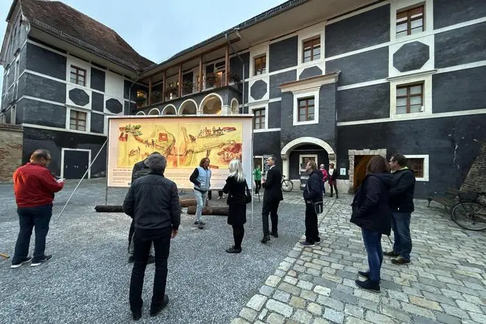 Die Ausstellung kann
bis 1.November zu den Öffnungszeiten des Museums besichtigt werden.