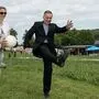Bei der Eröffnung der Soccerzone in Drobollach zeigte auch Pfarrer Gabor Köbli Ballgefühl