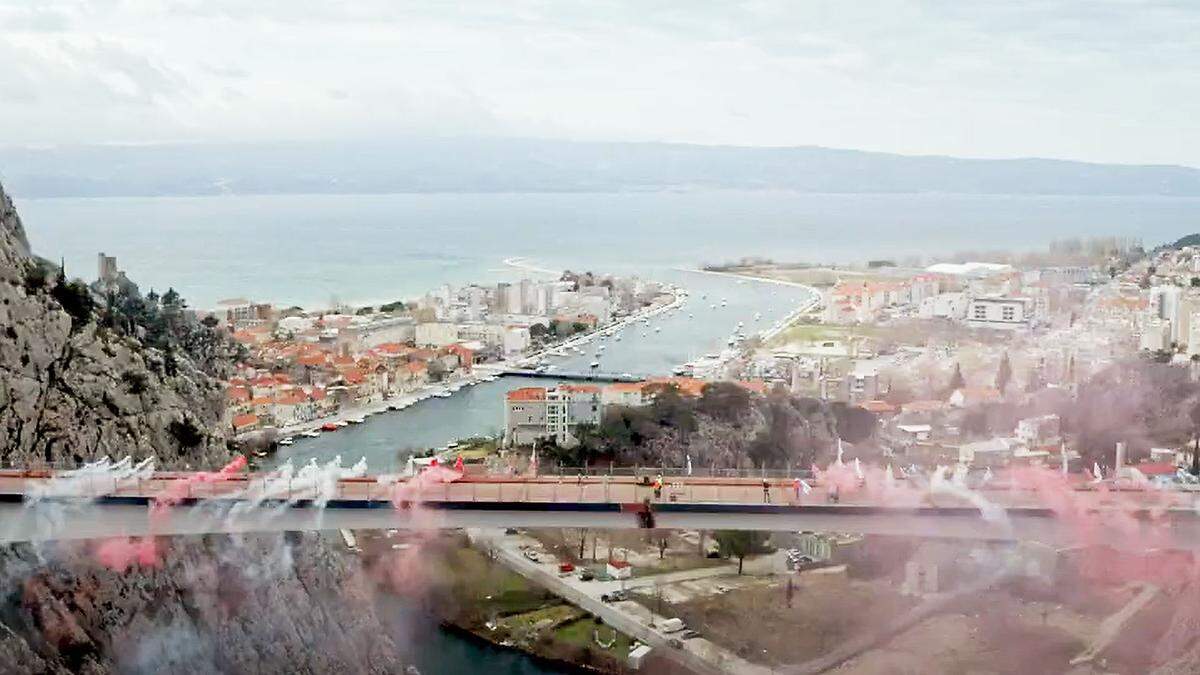 Feierlich vereint: Hochzeit der Cetina-Brücke.