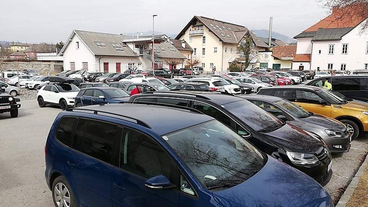 Der Parkplatz in der Italienerstraße soll in Wohn- und Geschäftsflächen umgewandelt werden