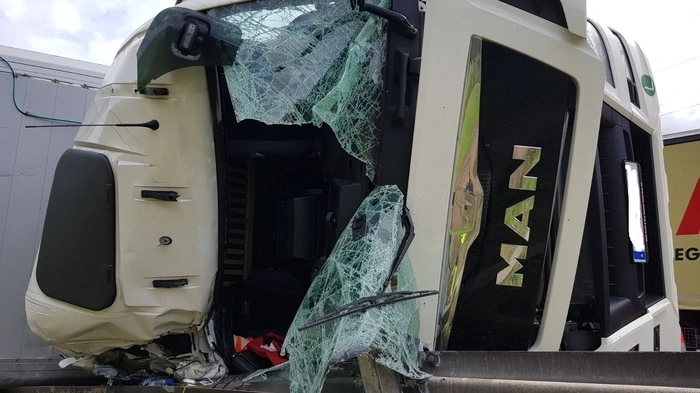 Gegen 11.30 kippte am Montag ein Lkw auf der Pyhrnautobahn (Höhe Mautern) um.