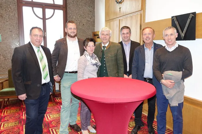 Bürgermeisterin Christine Holzweber brachte unter anderem Bezirkshauptmann Walter Kreutzwiesner mit zur Ehrung der erfolgreichen Sportlerin.