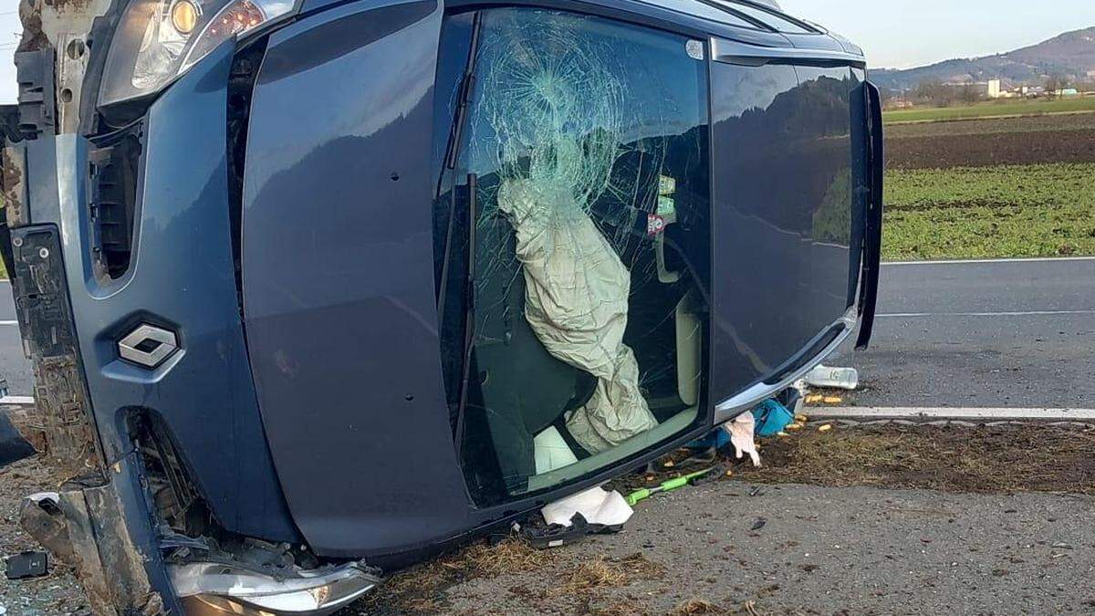 Ein Mann und zwei Kleinkinder befanden sich im Fahrzeug - sie wurden ins Krankenhaus gebracht