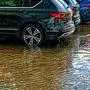 Überschwemmung. Nach dem Regenunwetter stehen noch geparkte Autos auf der überschwemmten Straße. Cavallino-Treporti Venetien Italien *** Flooding After the rainstorm, cars are still parked on the flooded road Cavallino Treporti Veneto Italy Copyright: xRolfxPossx