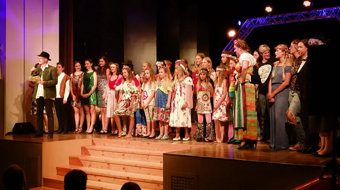 Let the sunshine in: Schwungvoll und bunt präsentierte sich die Abschluss-Show der Musical Akademie Murtal.