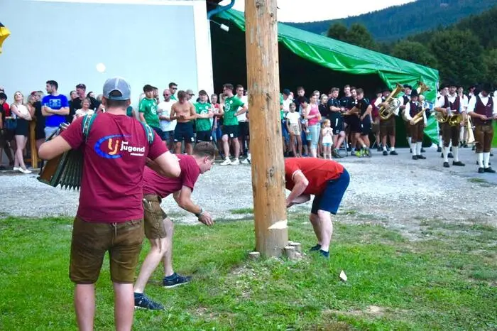 Anschließend spielte die Trachtenmusikkapelle Miesenbach auf, unter der Leitung von Kapellmeister Sebastian Goldgruber, und begleitete das traditionelle Umschneiden des Maibaums. Das übernahmen der langjährige Gemeindearbeiter Johann Buchegger und der Forsteuropameister Niklas Feldhofer, der zugleich Obmann-Stellvertreter der Landjugend Miesenbach ist. 