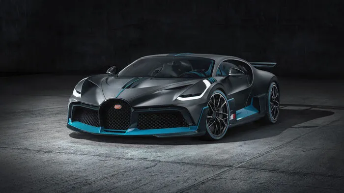 Acht Sekunden schneller auf dem Handling-Kurs auf der Rennstrecke im italienischen Nardò: Das triff im Kern, was den neuen Bugatti Divo von seinem Technikbruder Chiron unterscheidet. Statt auf Höchstgeschwindigkeit ist er auf Wendigkeit und Agilität für kurvenreiches Terrain getrimmt.