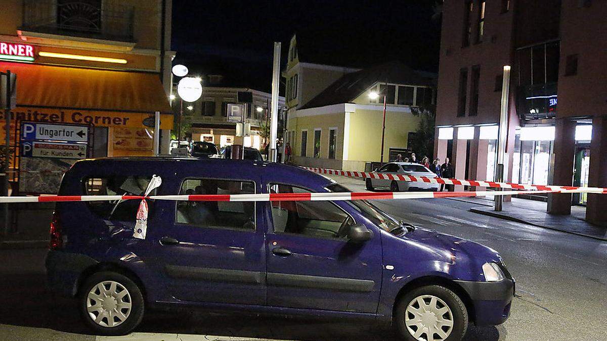 Das Auto hinter der Polizei-Absperrung