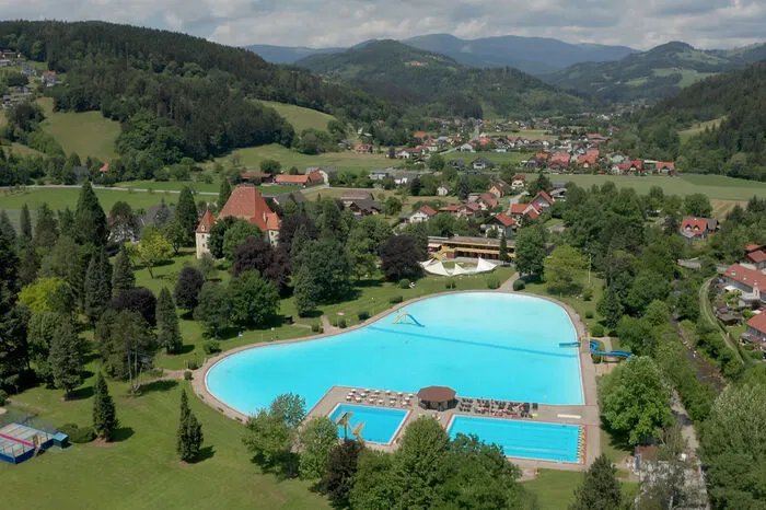 Alles dreht sich in dem Film um das Wasser, zu sehen ist auch, dass das Schlossbad Bärnbach eine Herzform hat.