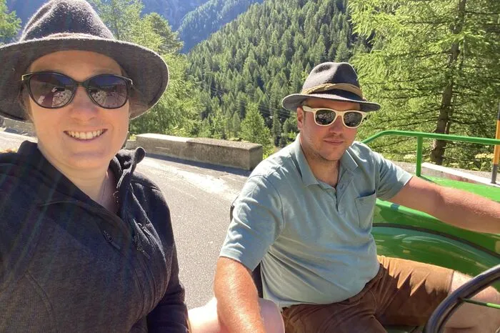 Schmid und seine Partnerin Vanessa Scherz haben heuer das 2757 Meter hohe Stilfser Joch in Südtirol mit dem Oldtimer-Traktor erklommen.