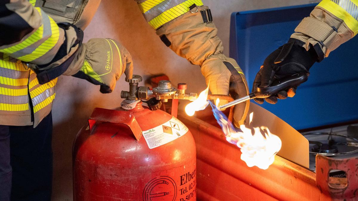 Die Feuerwehr demonstriert, wie schnell Unfälle beim Hantieren mit Gasflaschen passieren können