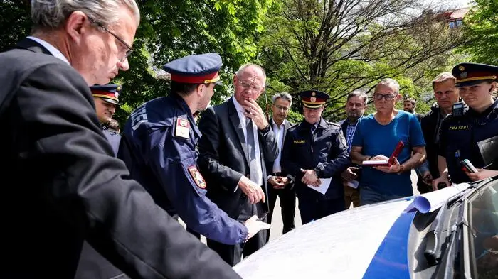 Aktionismus im Wahlkampf: Innenminister Gerhard Karner und der damalige Landeshauptmann Christopher Drexler weihten die Schutzzone Volksgarten ein