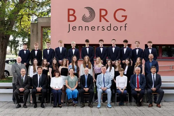 Für die Maturantinnen und Maturanten der 8A-Klasse des (Sport)Borg Jennersdorf von Klassenvorstand Reinhard Siegl ist die Matura erfolgreich über die Bühne gegangen