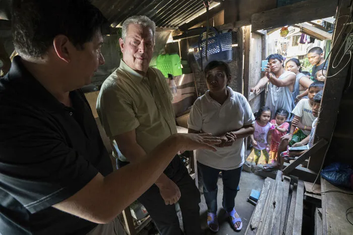 Unter den Eröffnungsfilmen ist die Dokumentation "An Inconvenient Sequel", die Fortsetzung des Oscar-gekrönten Films "Eine unbequeme Wahrheit", in dem der frühere US-Vizepräsident und Klimaaktivist Al Gore vor zehn Jahren die globale Erwärmung beleuchtete.