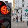 Radfahrer dürfen bei ausgewählten Kreuzungen bei Rot rechts abbiegen. Grundlage ist die Novelle der Straßenverkehrsordnung 2022. Nach Linz (Foto) und Wien gibt es nun auch in Graz drei Kreuzungen mit Zusatzschild