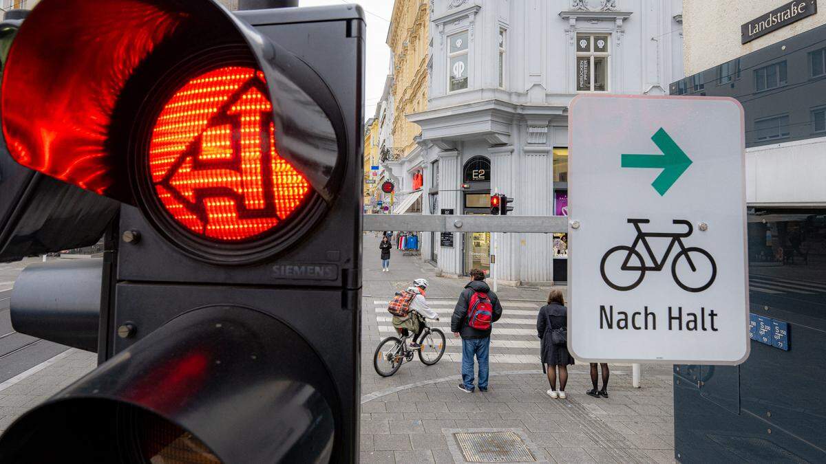 Radfahrer dürfen bei ausgewählten Kreuzungen bei Rot rechts abbiegen. Grundlage ist die Novelle der Straßenverkehrsordnung 2022. Nach Linz (Foto) und Wien gibt es nun auch in Graz drei Kreuzungen mit Zusatzschild