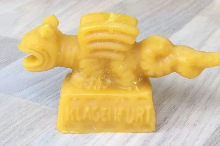 Der Lindwurm aus Bienenwachs gehört zu den gefragtesten Souvenirs, die Berufsimker Robert Garber bei seinem Stand anbietet. Weitere Spezialitäten des Lavanttalers: Honig, Honigschnäpse und -liköre, Cremen, Tropfen, Kerzen in allen Variationen und Hautbalsam. CIK