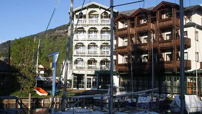 Von sämtlichen Turmsuiten genießen Gäste die großartige Aussicht über den See und auf die beeindruckende Bergkulisse