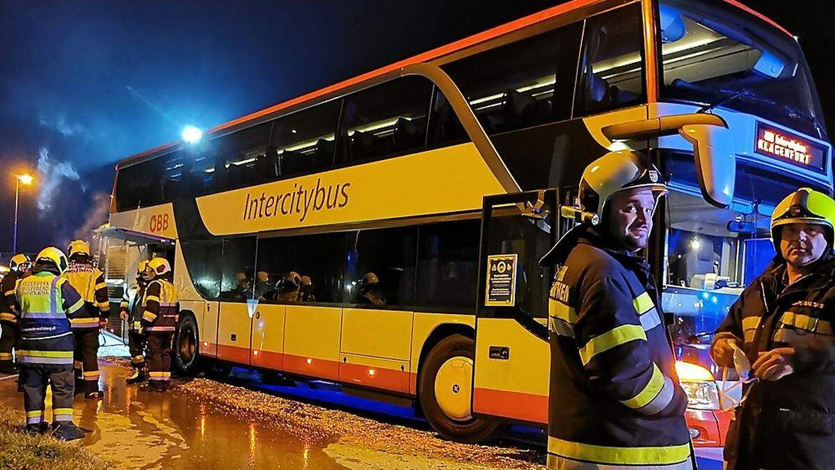 Glück im Unglück: Als der Bus zu brennen begann, war er in Bahnhofsnähe