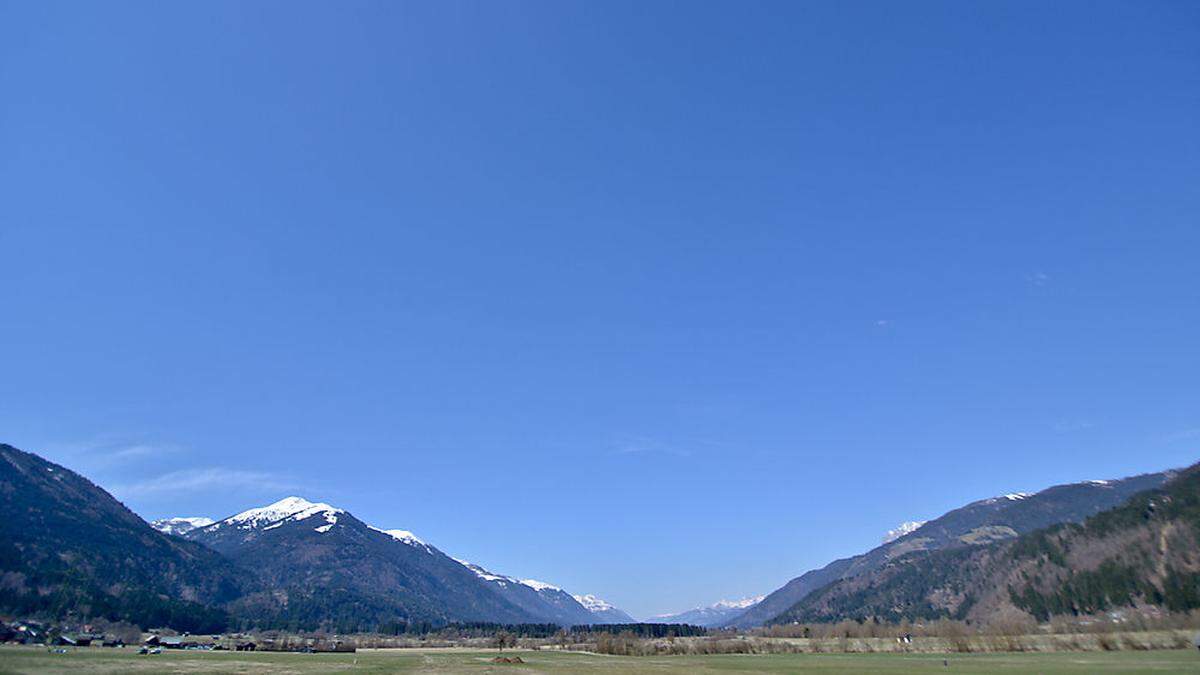 Der Himmel so blau, so blau. Keine Kondensstreifen im Gailtal so weit das Auge reicht.