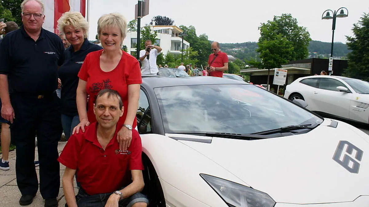 Alois Galli mit Frau Margret sowie Elisabeth Hofmann-Eisner und Werner Griessler vom Samariterbund vor einem Lamborghine