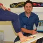 Orthopädietechniker  Andreas Grienschgl mit der selbst entworfenen Messstation für Schuheinlagen