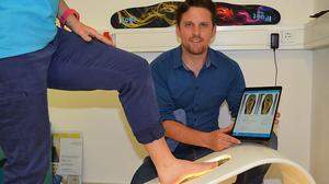 Orthopädietechniker  Andreas Grienschgl mit der selbst entworfenen Messstation für Schuheinlagen
