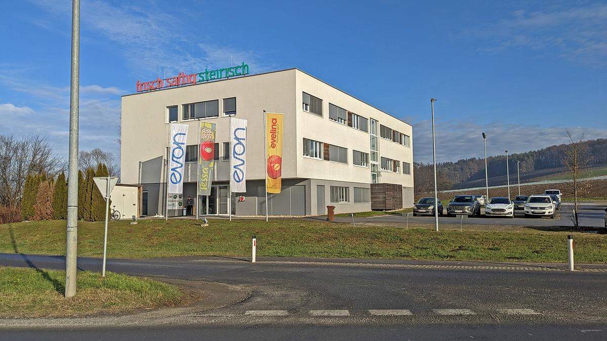 Noch steht &quot;frisch saftig steirisch&quot; auf dem Gebäude, bald wird es &quot;Technologiezentrum Wollsdorf&quot; heißen