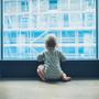 Ein Kleinkind unbeaufsichtigt vor einem Fenster - eine potentiell tödliche Gefahr (Symbolbild)