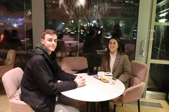 Zahlreiche Interviews werden geführt