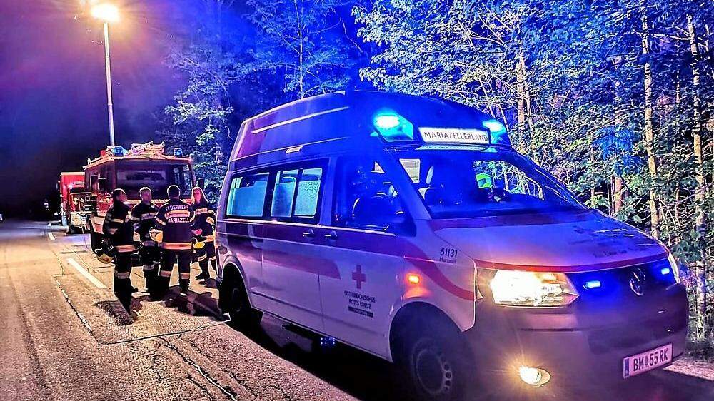 Im Einsatz standen das Rote Kreuz Mariazellerland mit einem Notarzt und vier Sanitätern, die Freiwilligen Feuerwehren Gußwerk und Mariazell sowie die Exekutive