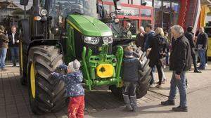 Große Traktoren weckten auch das Interesse der Kleinen