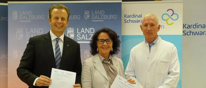 Gesundheitslandesrat Karlheinz Kornhäusl mit seiner Salzburger Amtskollegin Daniela Gutschi und Eugen Adelsmayr (Geschäftsführer und ärztlicher Leiter KSK Schwarzach)