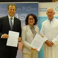 Gesundheitslandesrat Karlheinz Kornhäusl mit seiner Salzburger Amtskollegin Daniela Gutschi und Eugen Adelsmayr (Geschäftsführer und ärztlicher Leiter KSK Schwarzach)