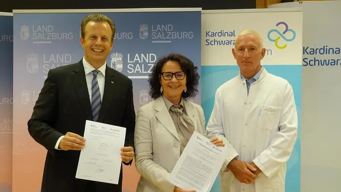 Gesundheitslandesrat Karlheinz Kornhäusl mit seiner Salzburger Amtskollegin Daniela Gutschi und Eugen Adelsmayr (Geschäftsführer und ärztlicher Leiter KSK Schwarzach)