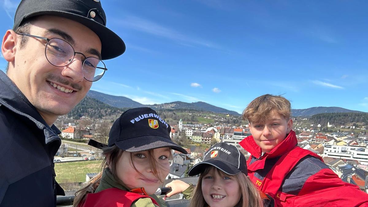 Oliver Dionisio (links) bildet die Feuerwehrjugend in St. Martin, hier auf der Drehleiter, aus