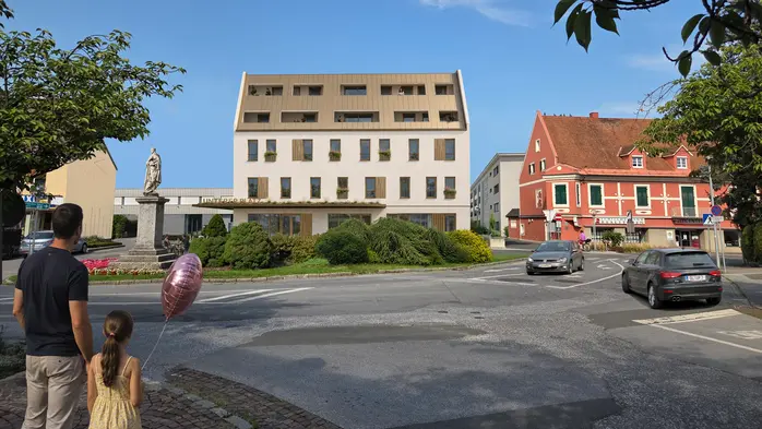 So könnte der Neubau am Unteren Platz nach der Fertigstellung aussehen (Objekt in der Mitte)