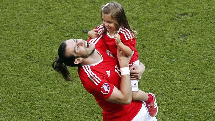 Nach dem 1:0-Sieg über Nordirland feierte der Waliser Superstar Gareth Bale mit seiner Tochter Alba auf dem Platz des Prinzenpark-Stadions den Aufstieg ins Viertelfinale.