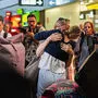 Emotionales Wiedersehen am Flughafen: Marlene (22) und ihre Mutter