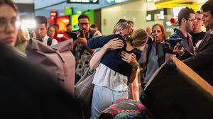 Emotionales Wiedersehen am Flughafen: Marlene (22) und ihre Mutter