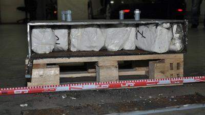 36 Pakete mit je einem Kilogramm Amphetamin waren in dem verschweißten Eisenbehälter