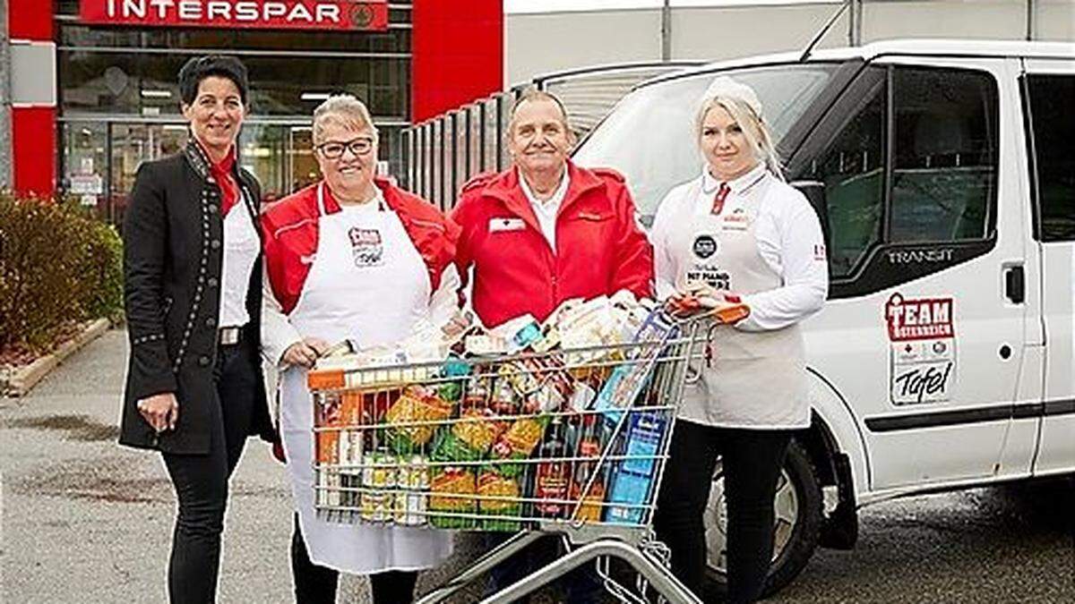 Der Interspar in Kapfenberg übergibt regelmäßig nicht verkaufte Lebensmittel an das örtliche Rote Kreuz