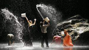 Szene aus „Vollmond“ von Pina Bausch, ein amüsanter Wassertanz und Kampf der Geschlechter